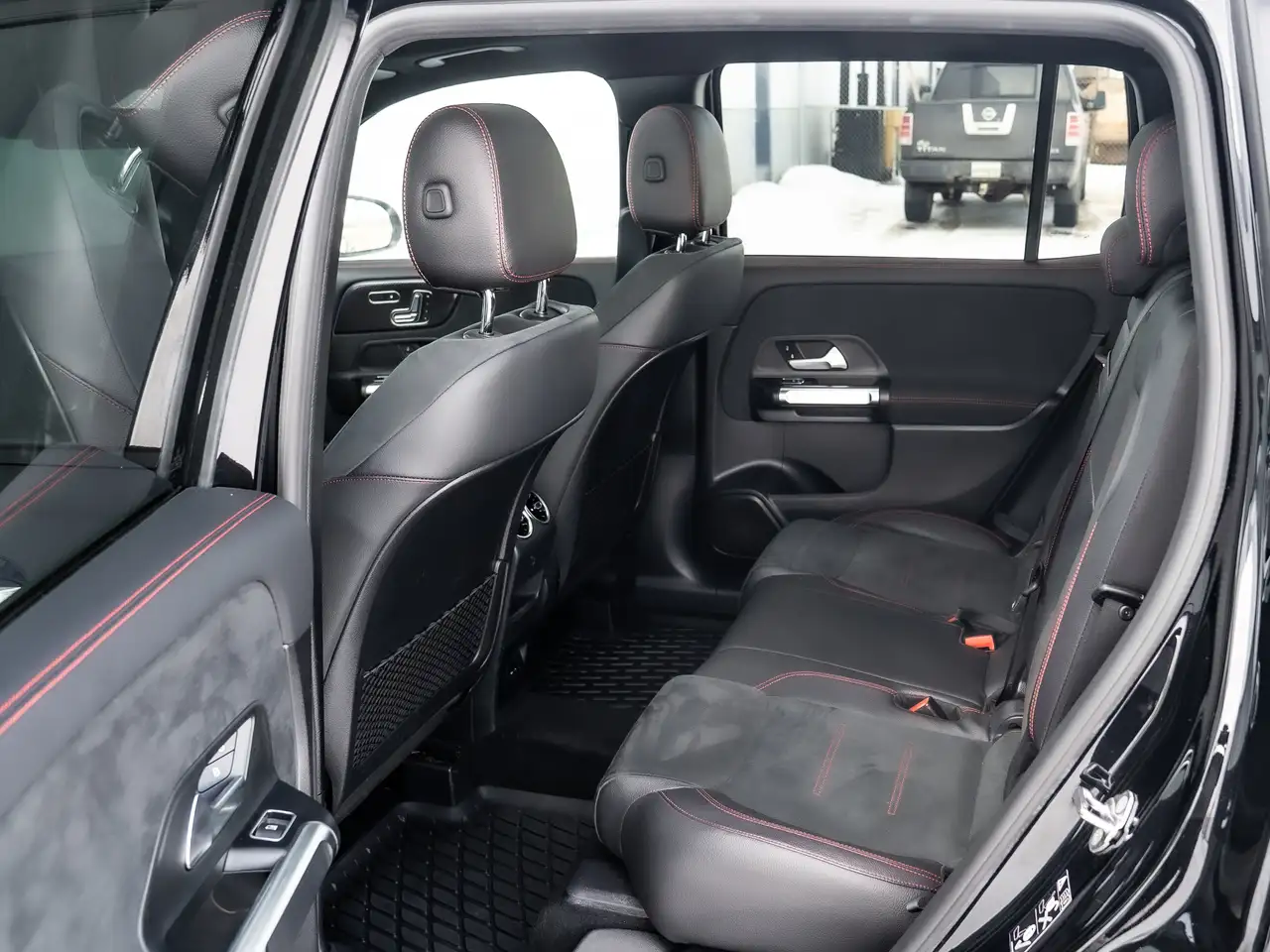 Mercedes-Benz GLB снимка Mercedes-Benz GLB