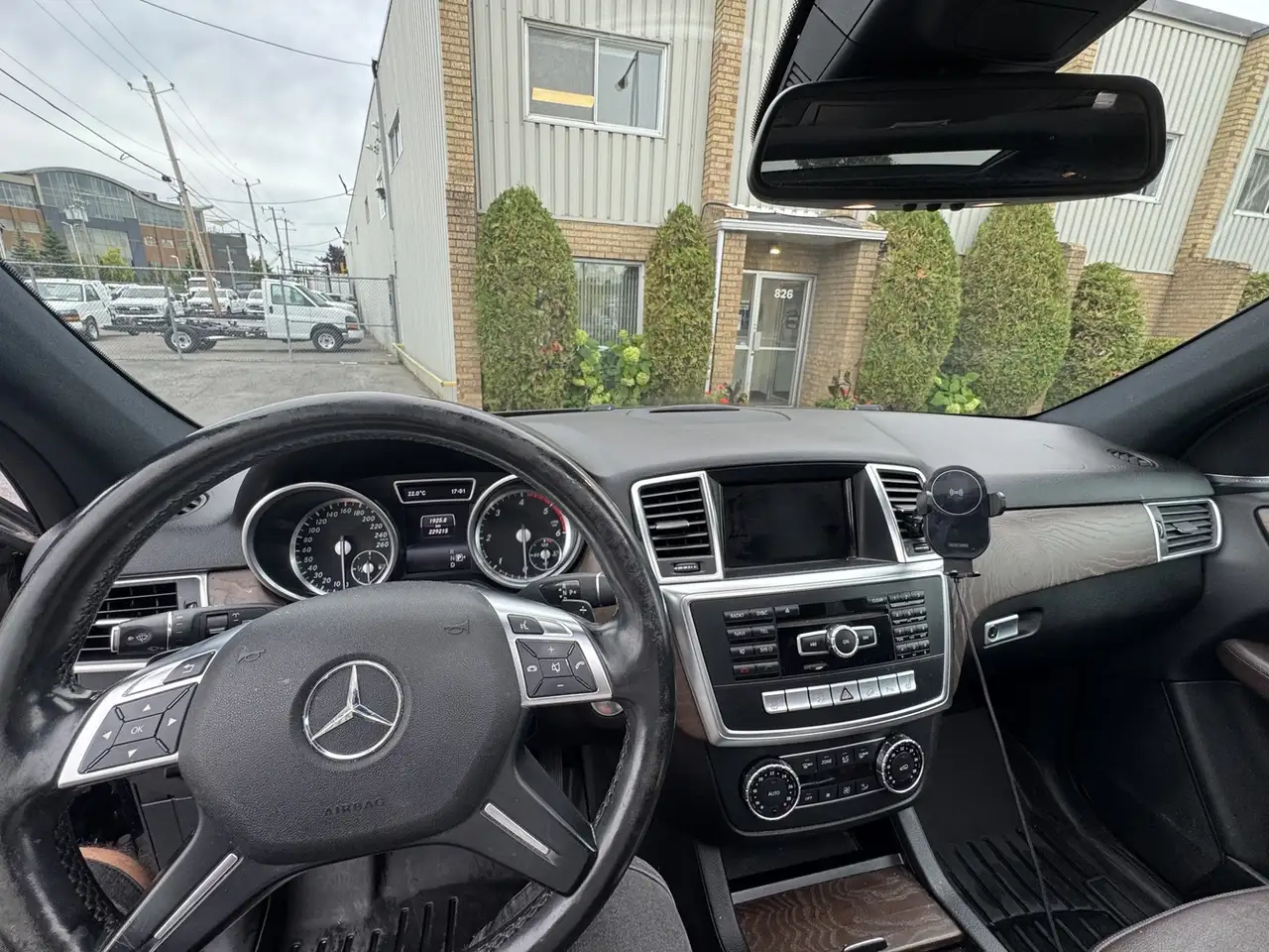 Mercedes-Benz M-Class снимка Mercedes-Benz M-Class