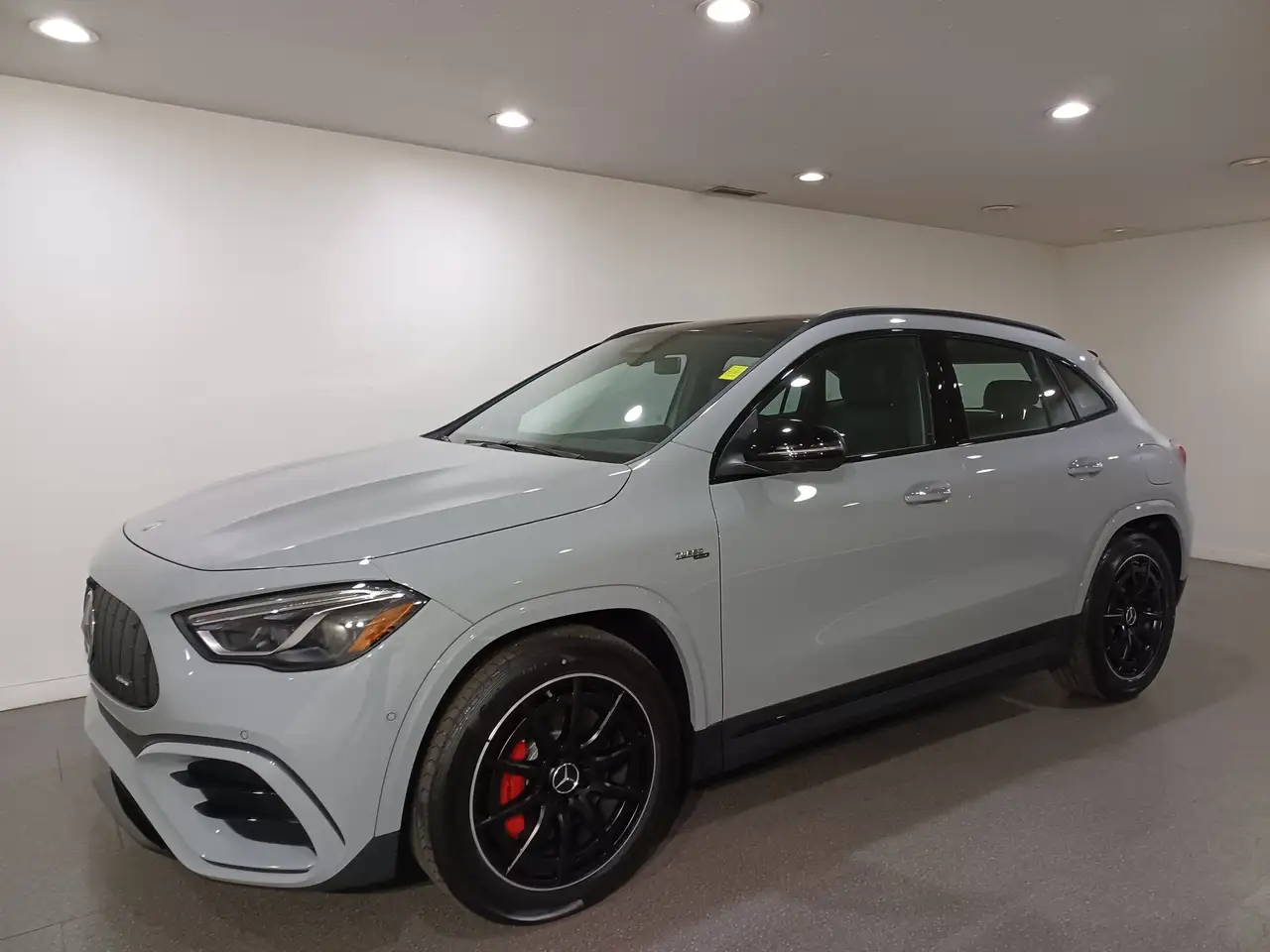 Mercedes-Benz GLA снимка Mercedes-Benz GLA