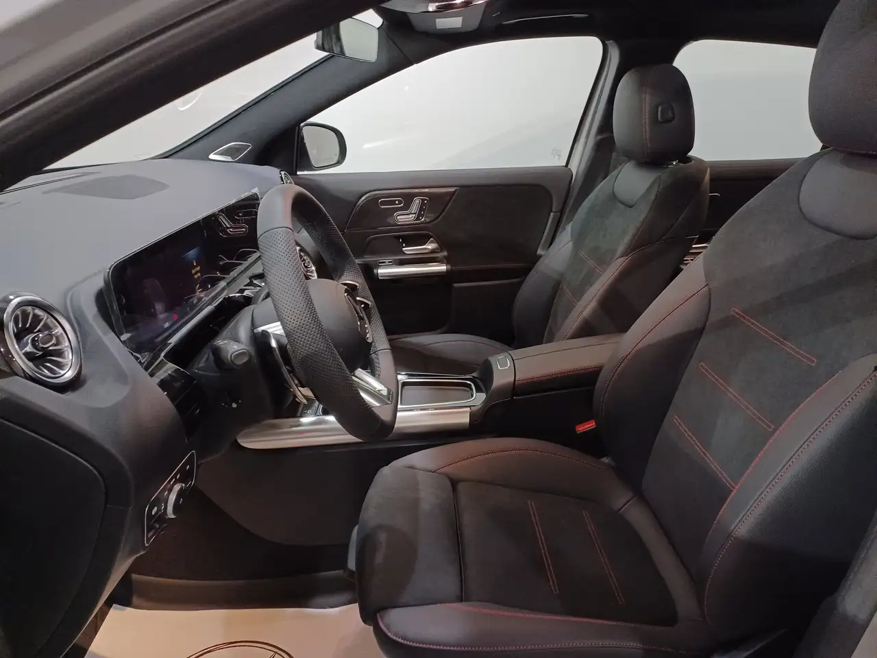 Mercedes-Benz GLA снимка Mercedes-Benz GLA