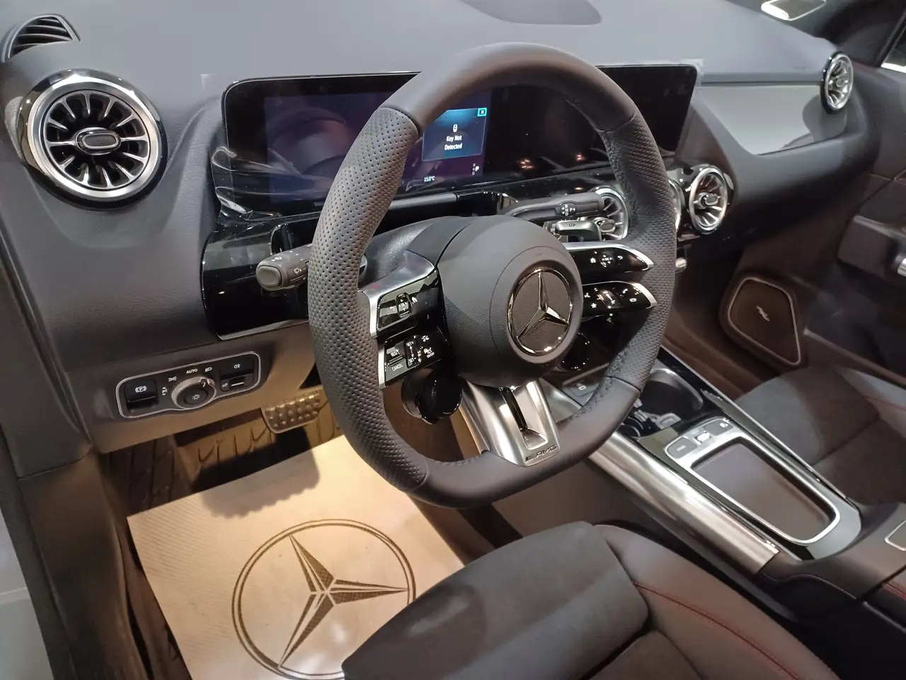 Mercedes-Benz GLA снимка Mercedes-Benz GLA