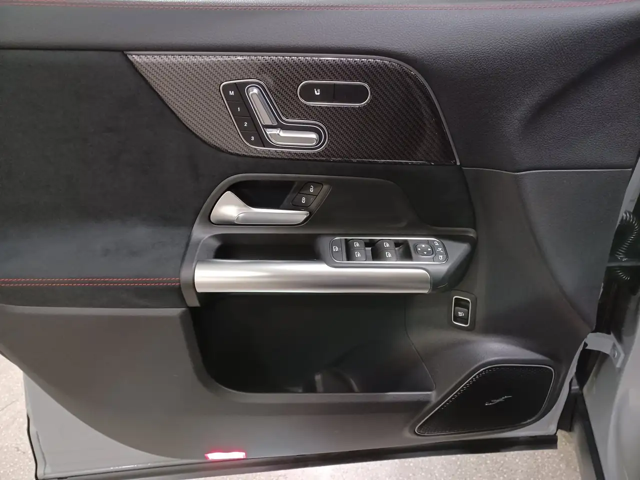Mercedes-Benz GLA снимка Mercedes-Benz GLA