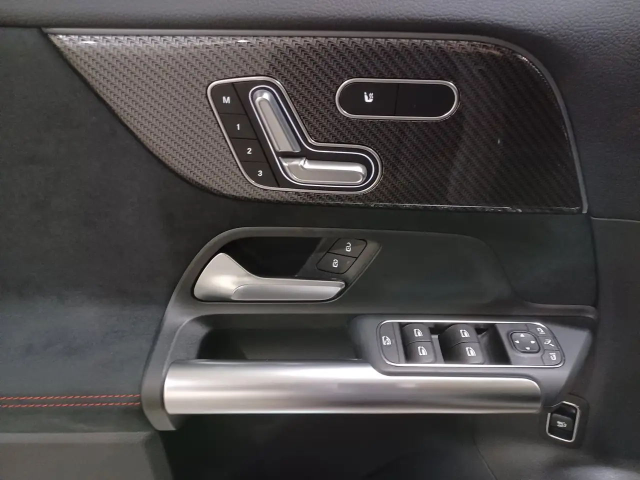 Mercedes-Benz GLA снимка Mercedes-Benz GLA