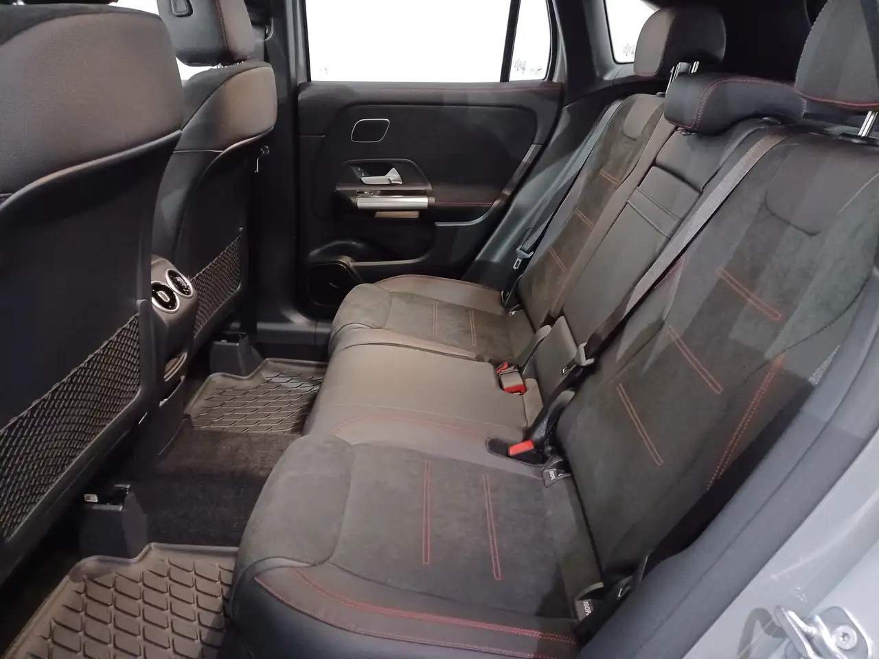 Mercedes-Benz GLA снимка Mercedes-Benz GLA