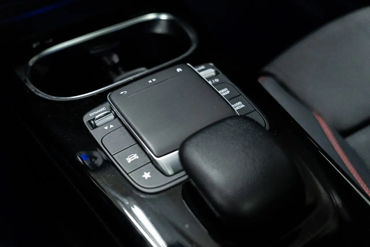 Mercedes-Benz CLA снимка Mercedes-Benz CLA