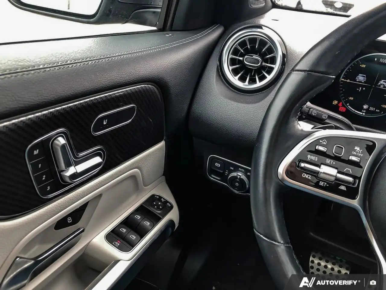 Mercedes-Benz GLB снимка Mercedes-Benz GLB