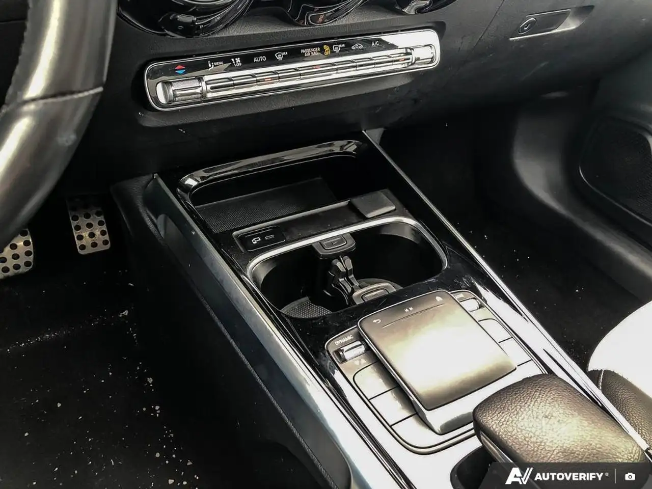 Mercedes-Benz GLB снимка Mercedes-Benz GLB