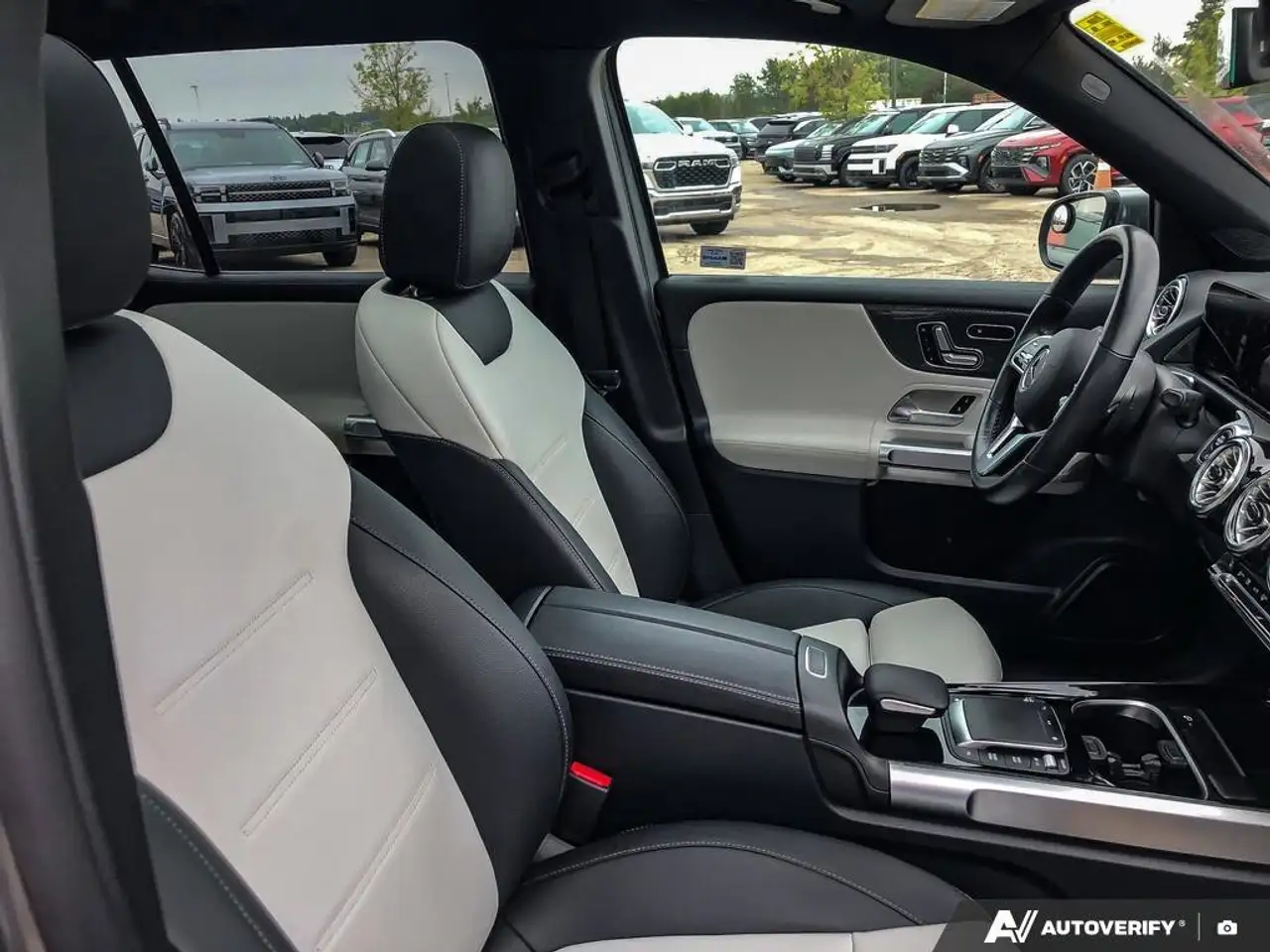 Mercedes-Benz GLB снимка Mercedes-Benz GLB