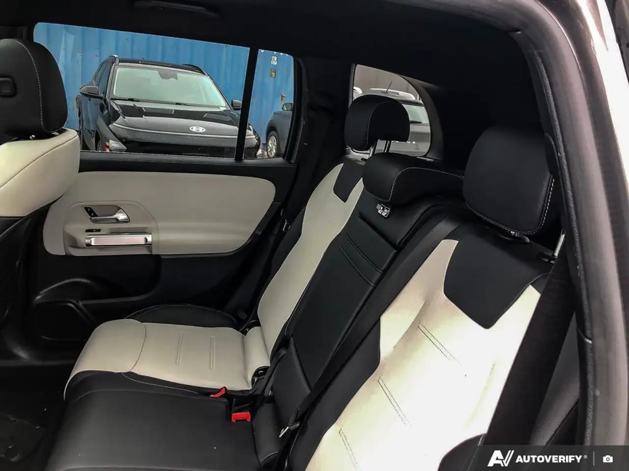 Mercedes-Benz GLB снимка Mercedes-Benz GLB