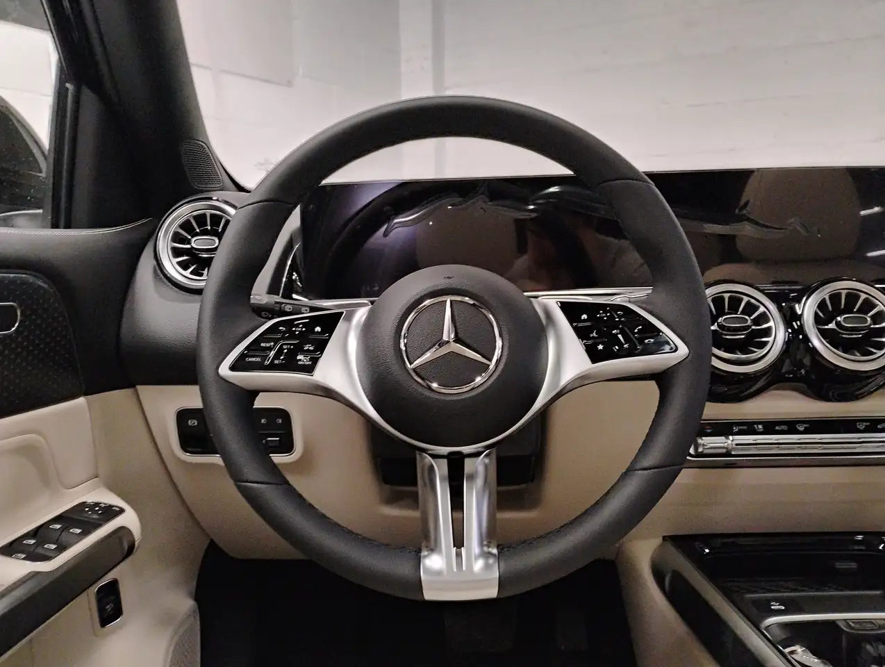 Mercedes-Benz GLB снимка Mercedes-Benz GLB