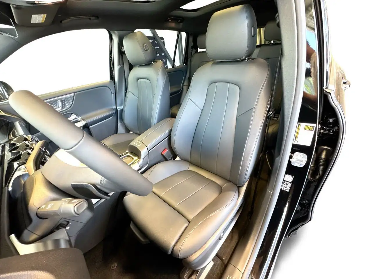 Mercedes-Benz EQB снимка Mercedes-Benz EQB