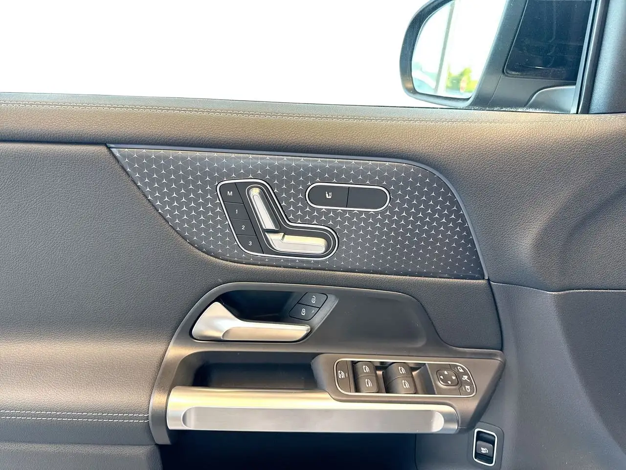 Mercedes-Benz EQB снимка Mercedes-Benz EQB