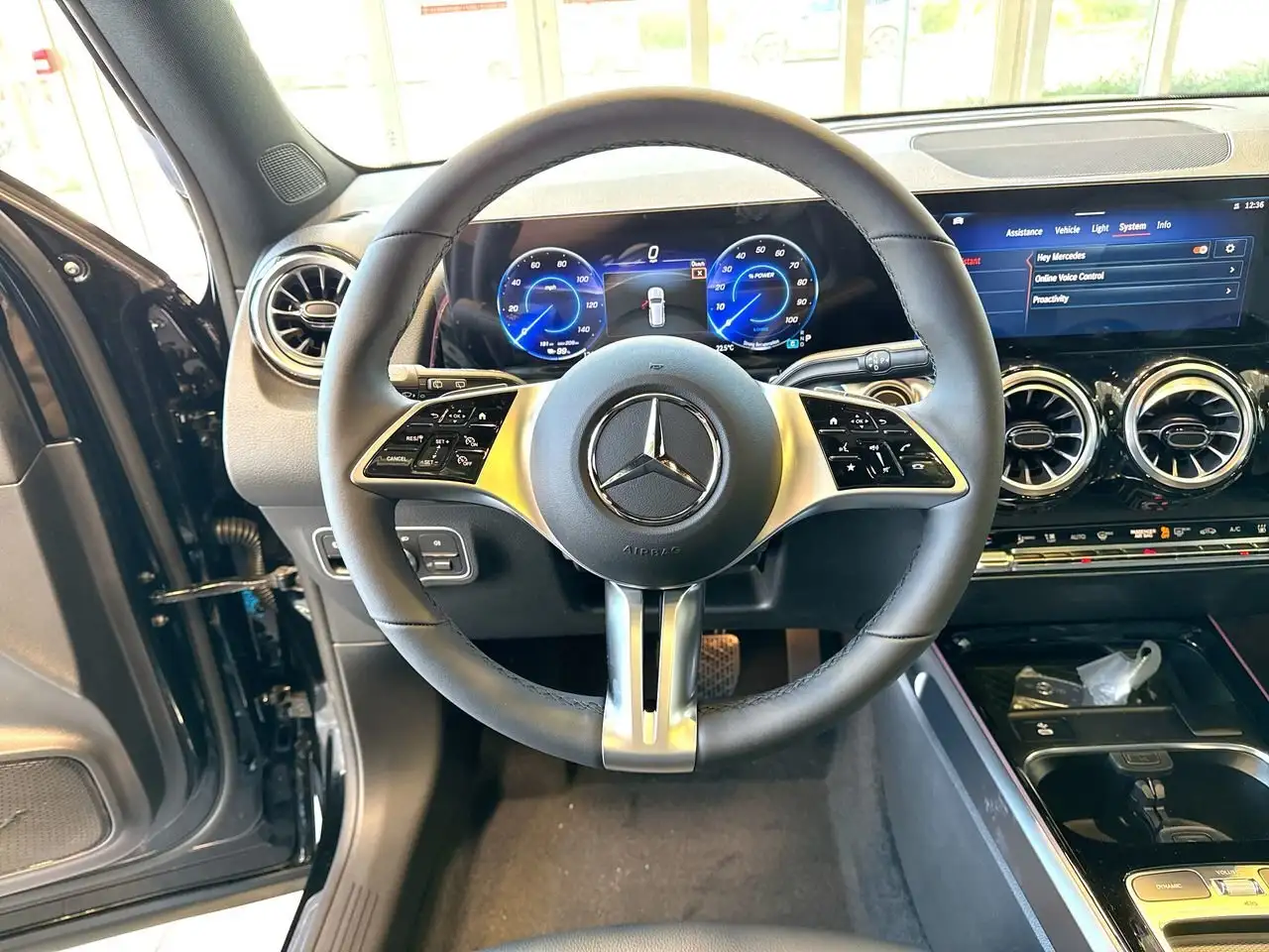 Mercedes-Benz EQB снимка Mercedes-Benz EQB