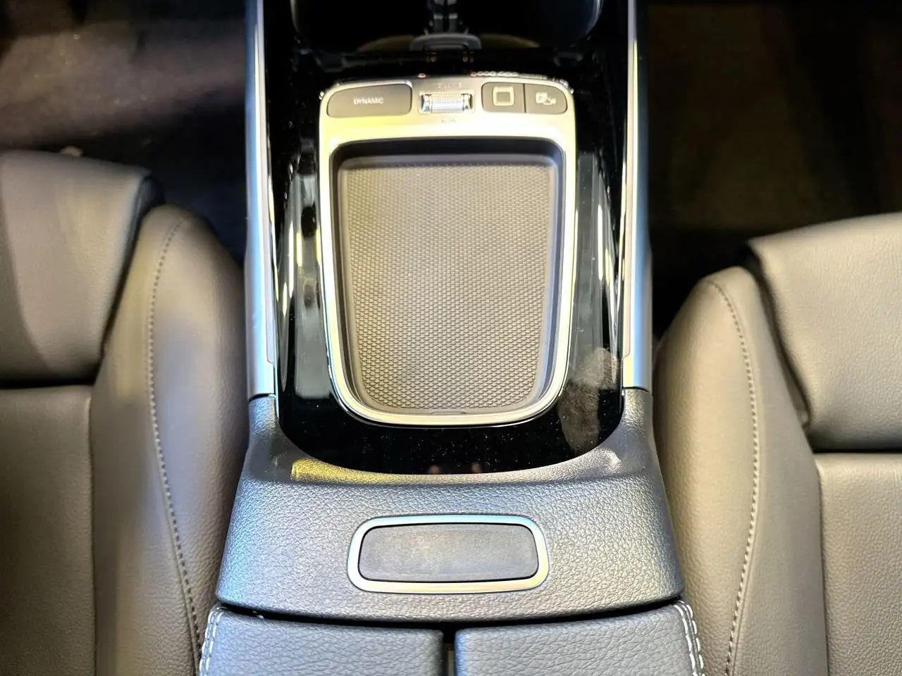 Mercedes-Benz EQB снимка Mercedes-Benz EQB