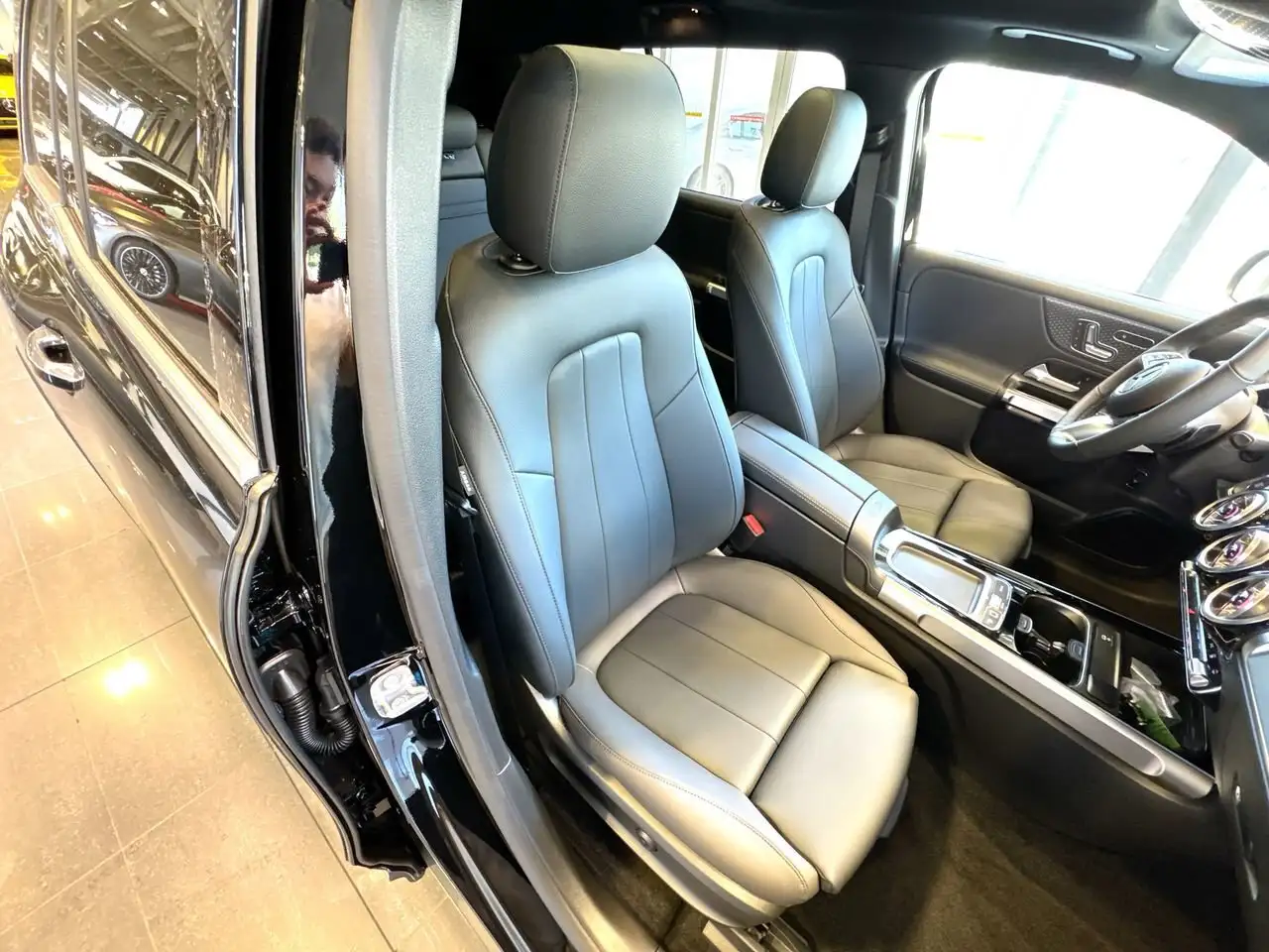 Mercedes-Benz EQB снимка Mercedes-Benz EQB