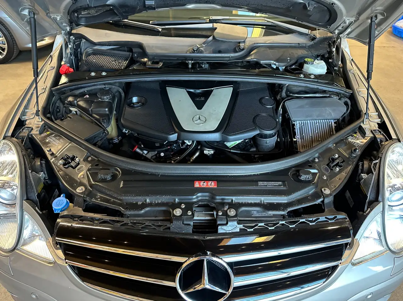 Mercedes-Benz R-Class снимка Mercedes-Benz R-Class