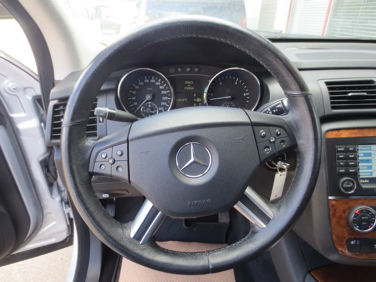 Mercedes-Benz R-Class снимка Mercedes-Benz R-Class