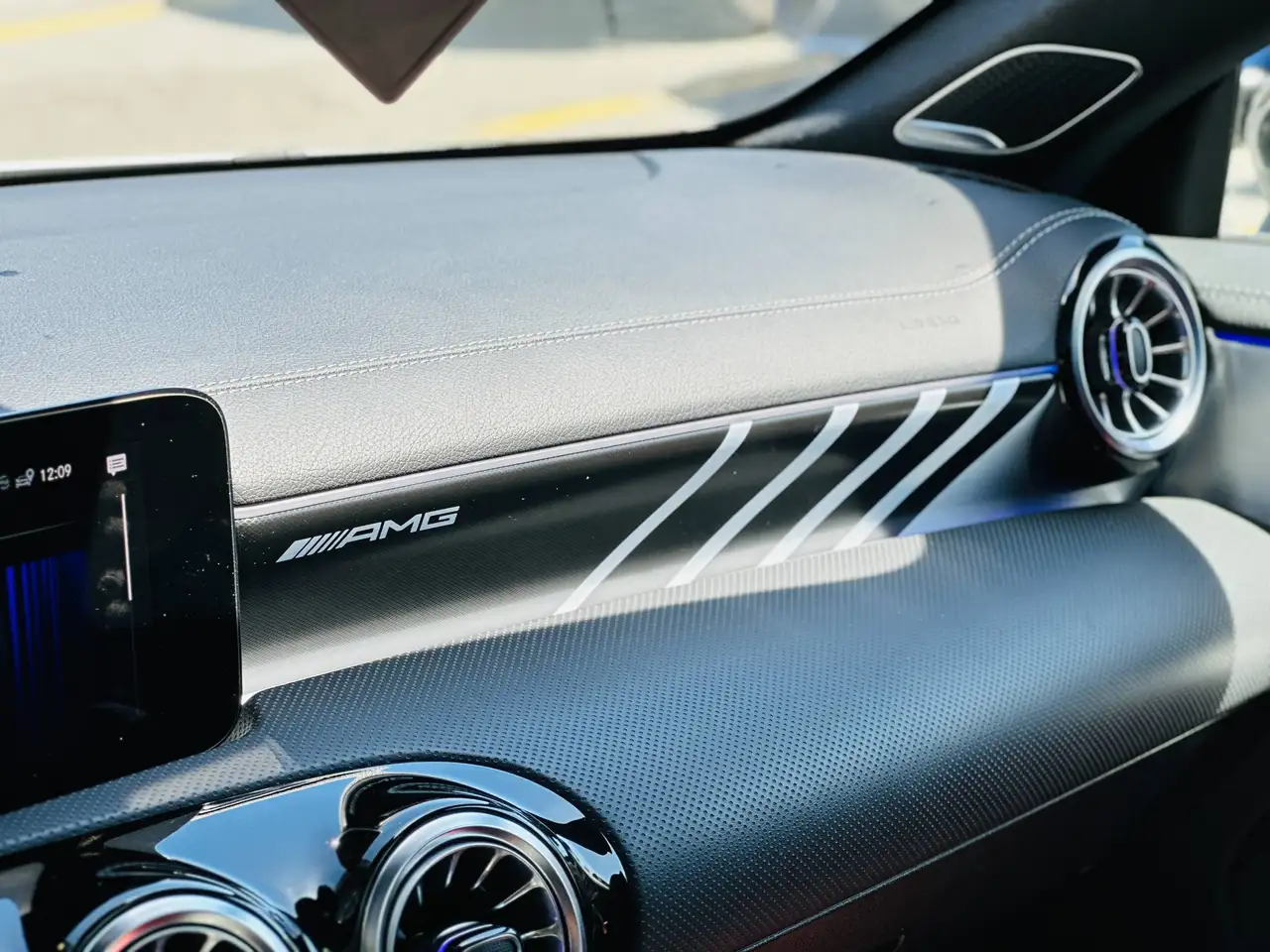 Mercedes-Benz CLA снимка Mercedes-Benz CLA