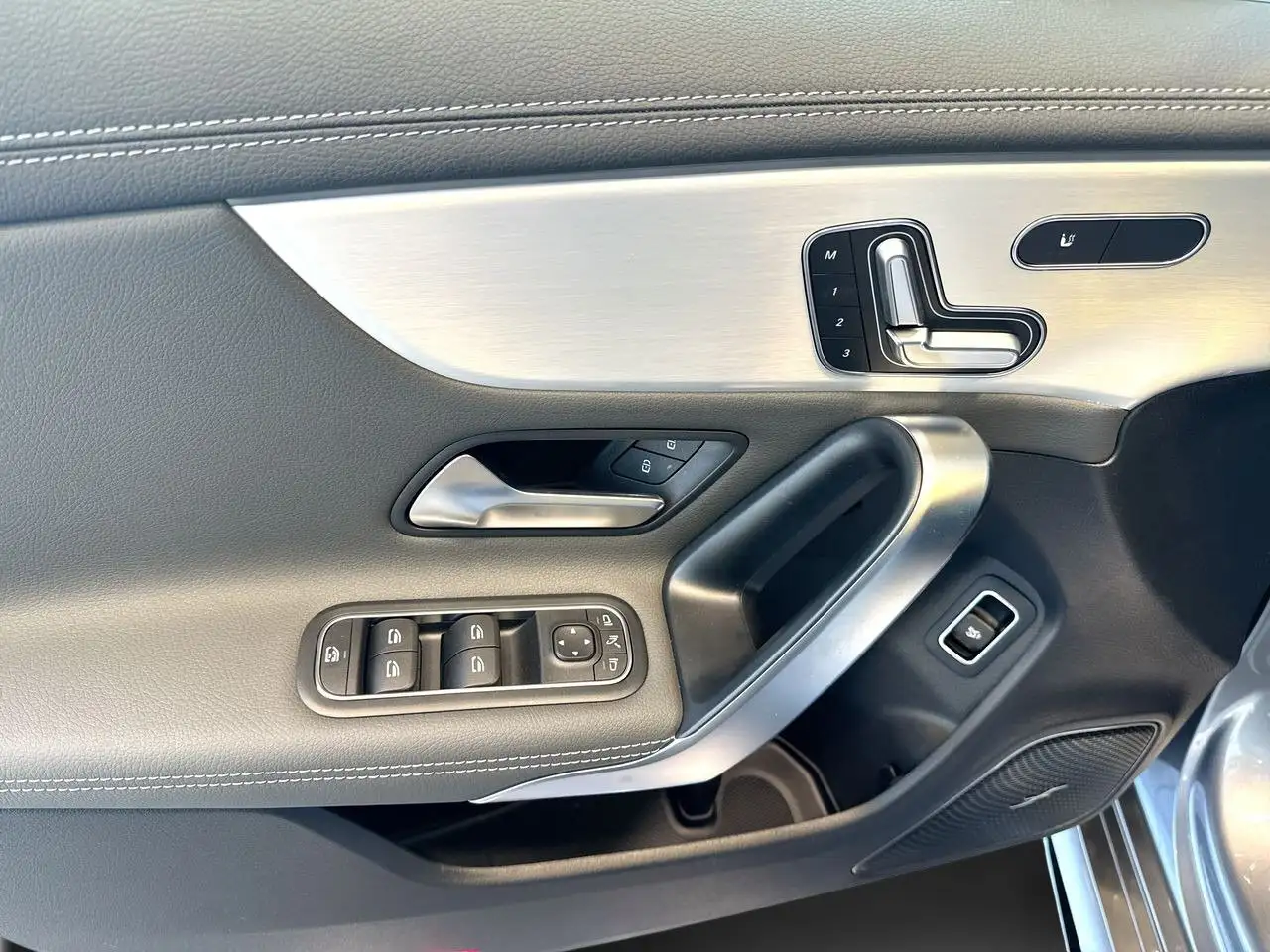 Mercedes-Benz CLA снимка Mercedes-Benz CLA