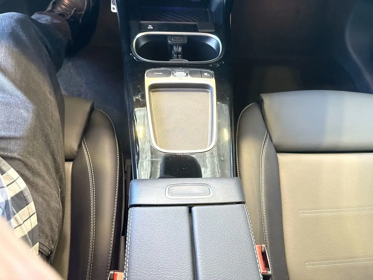 Mercedes-Benz CLA снимка Mercedes-Benz CLA
