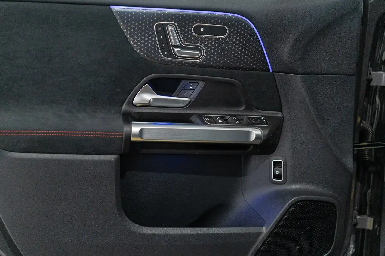 Mercedes-Benz GLB photo Mercedes-Benz GLB