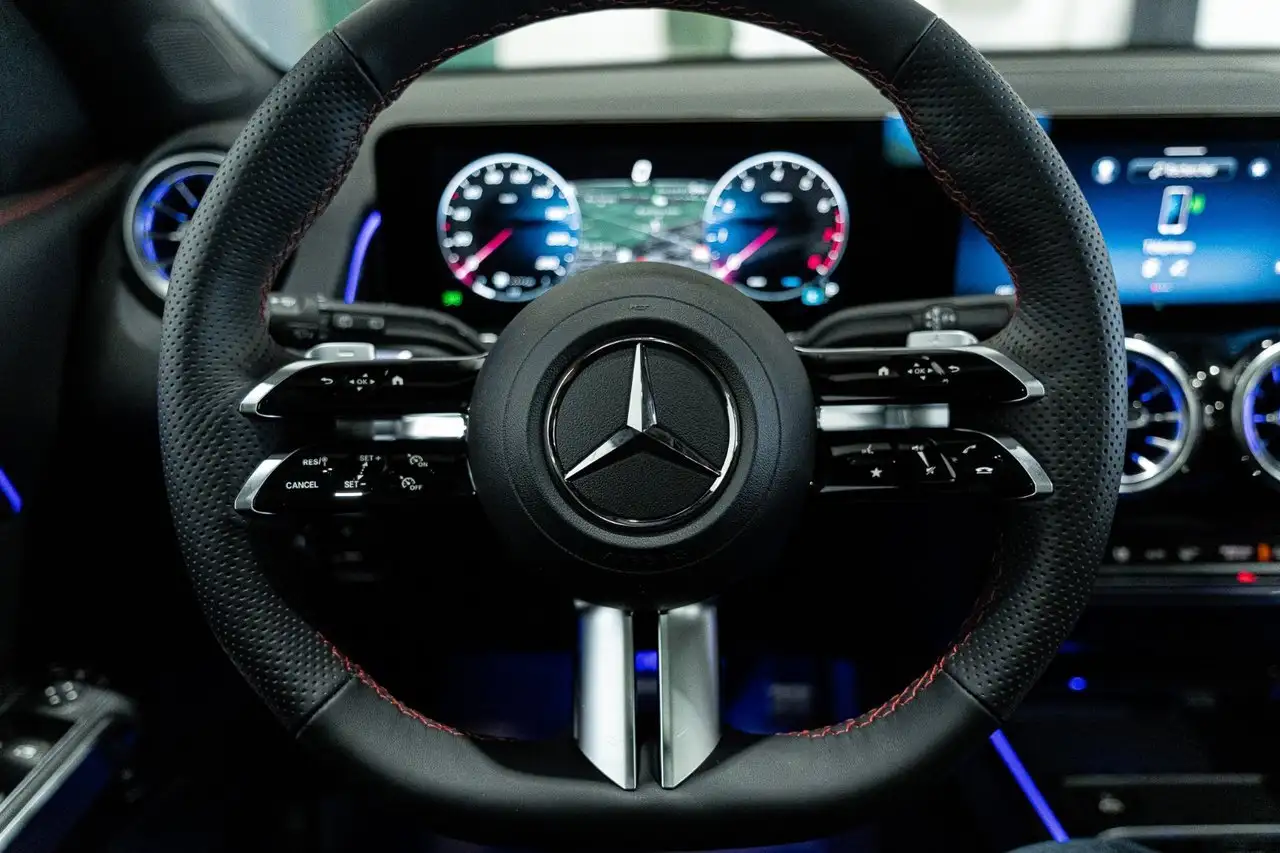 Mercedes-Benz GLB photo Mercedes-Benz GLB