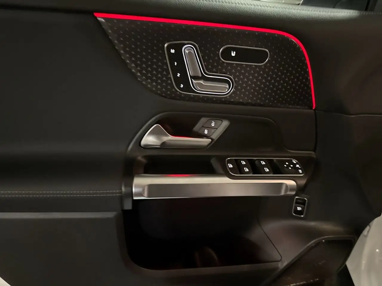 Mercedes-Benz EQB снимка Mercedes-Benz EQB