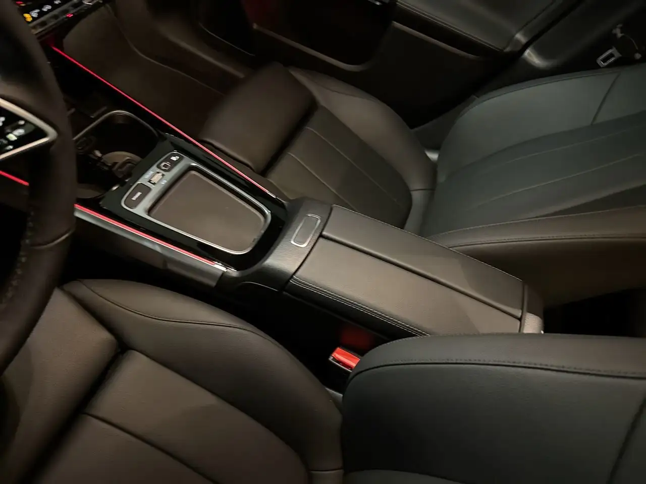 Mercedes-Benz EQB снимка Mercedes-Benz EQB