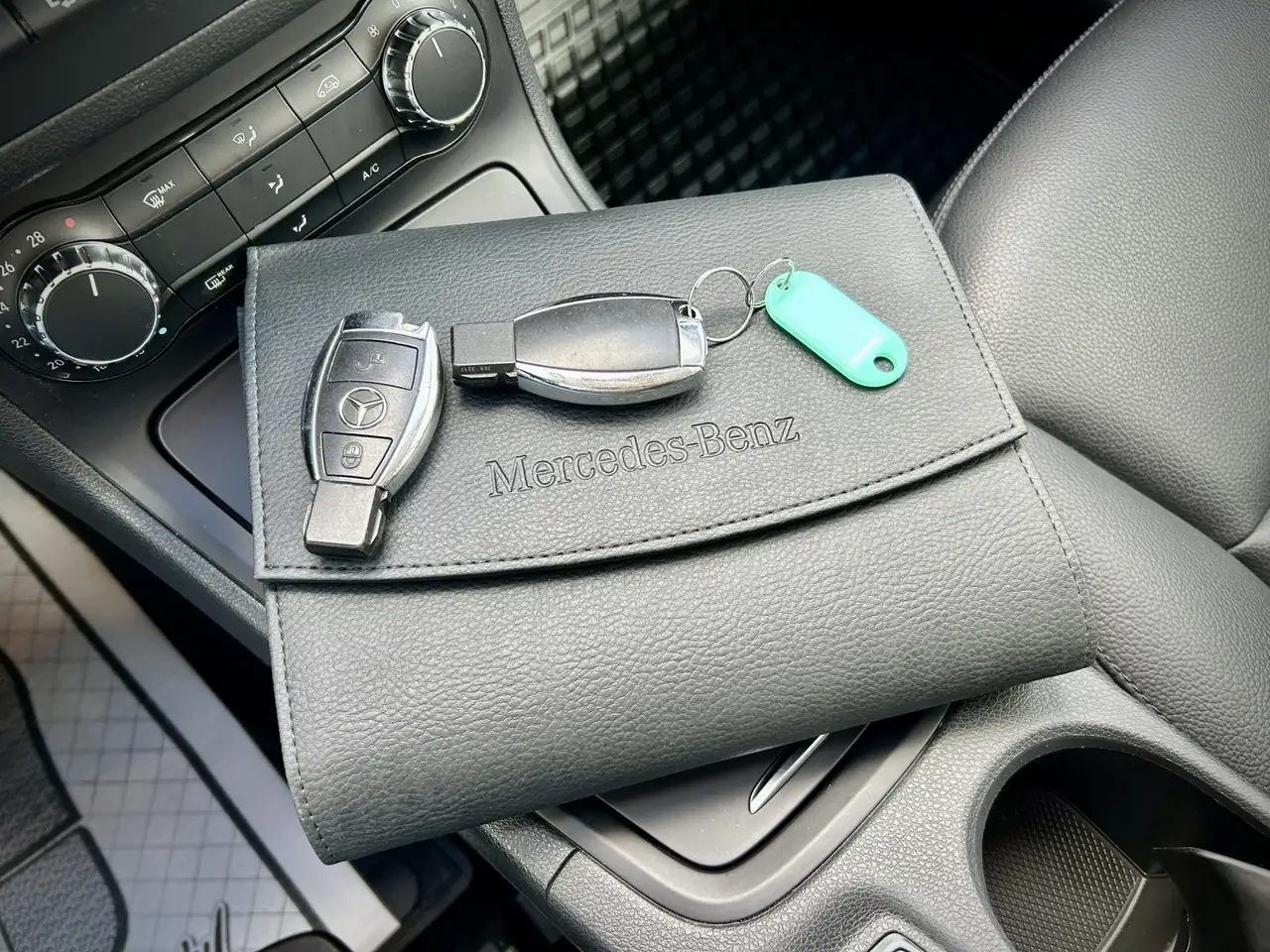 Mercedes-Benz B-Class снимка Mercedes-Benz B-Class