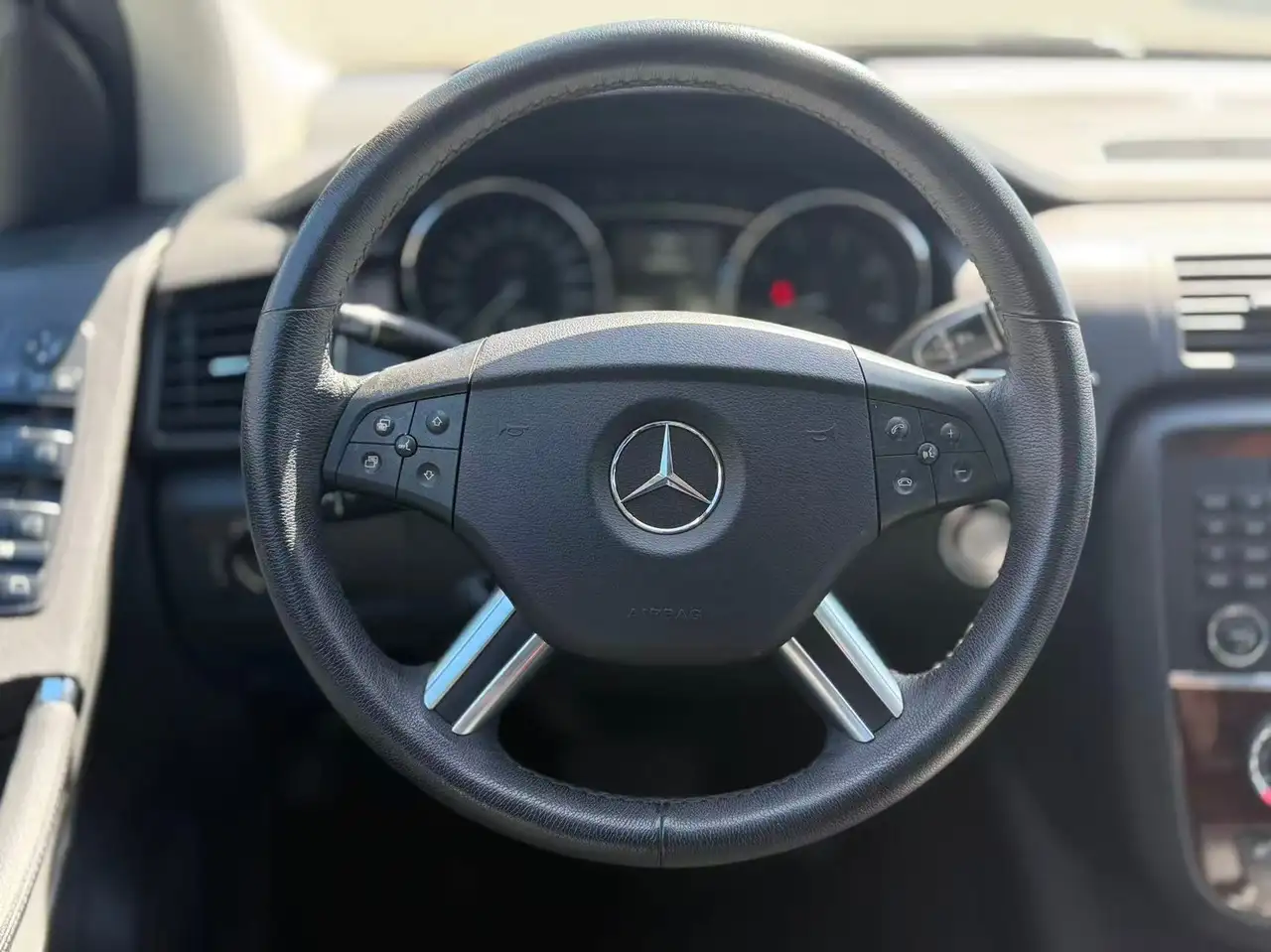 Mercedes-Benz R-Class снимка Mercedes-Benz R-Class