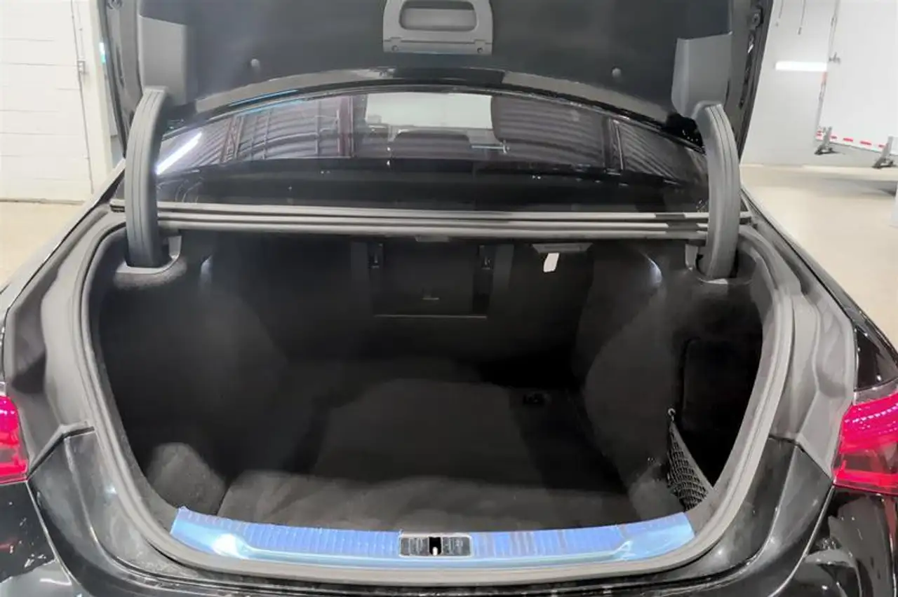 Mercedes-Benz S-Class снимка Mercedes-Benz S-Class