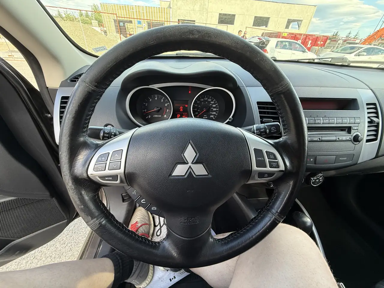 Mitsubishi Outlander снимка Mitsubishi Outlander