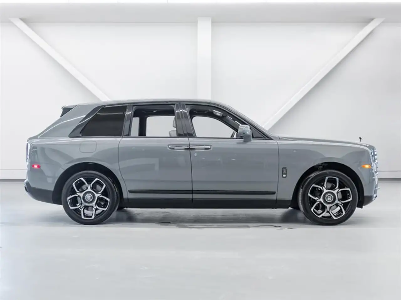 Rolls-Royce Cullinan photo Rolls-Royce Cullinan