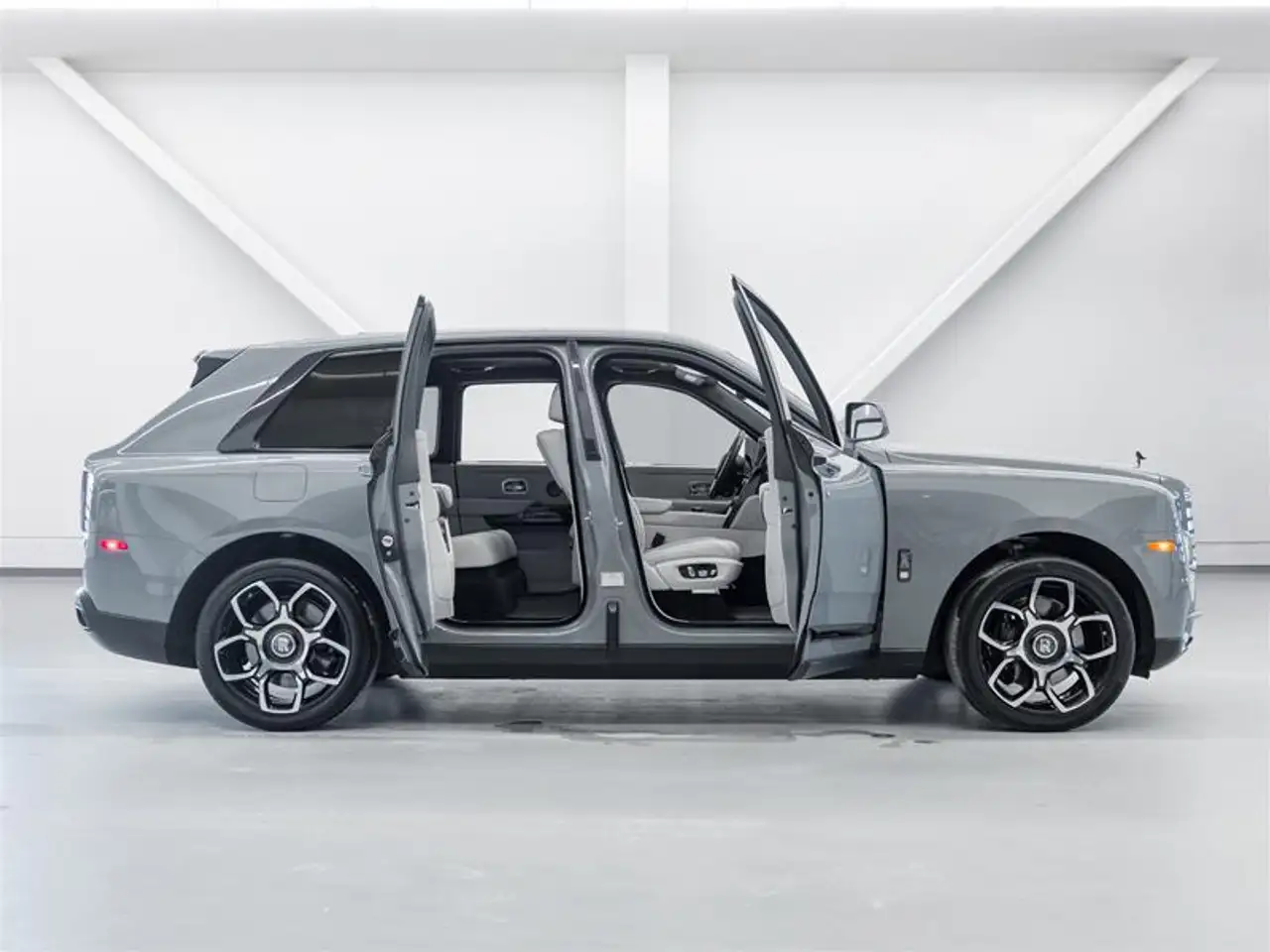 Rolls-Royce Cullinan photo Rolls-Royce Cullinan