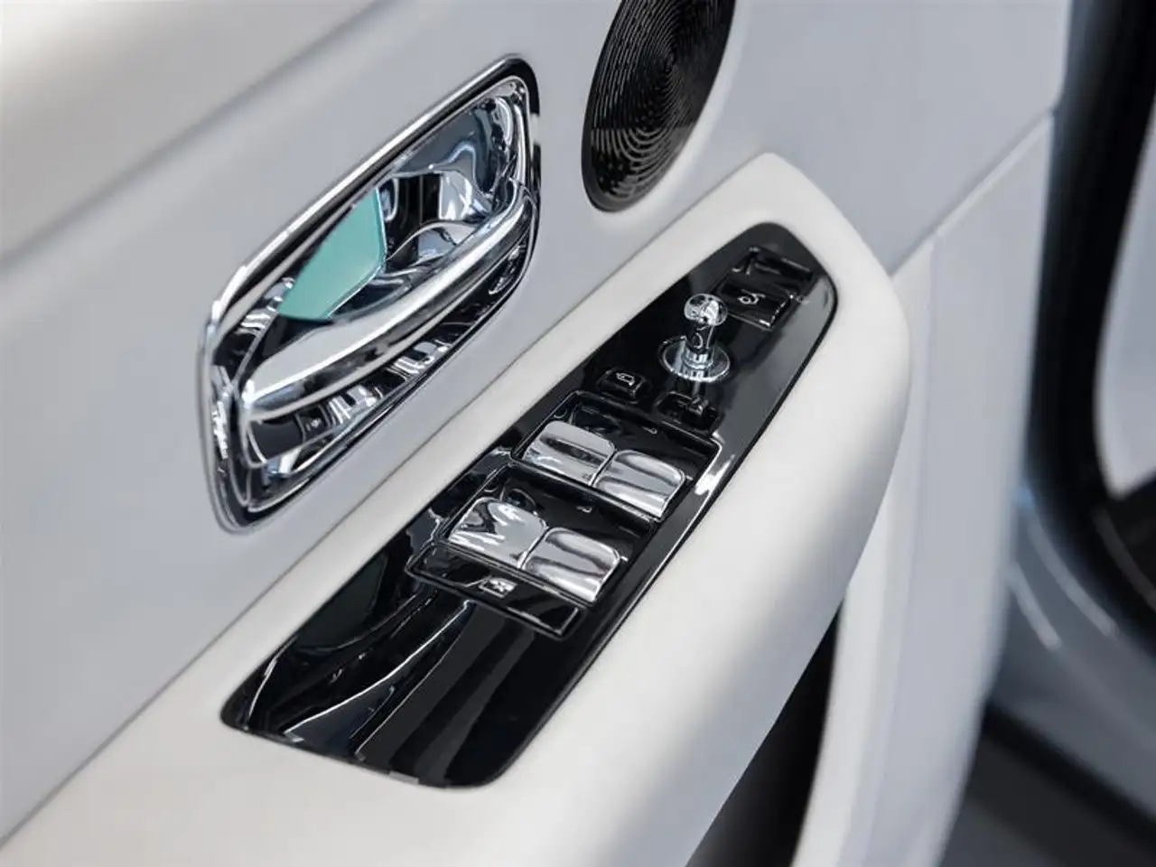 Rolls-Royce Cullinan photo Rolls-Royce Cullinan