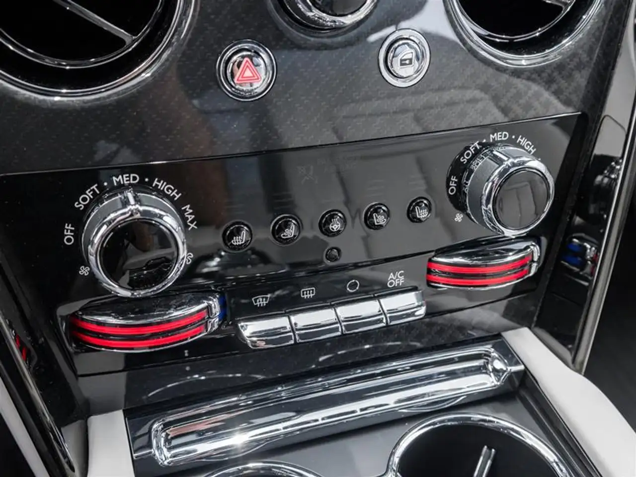 Rolls-Royce Cullinan photo Rolls-Royce Cullinan