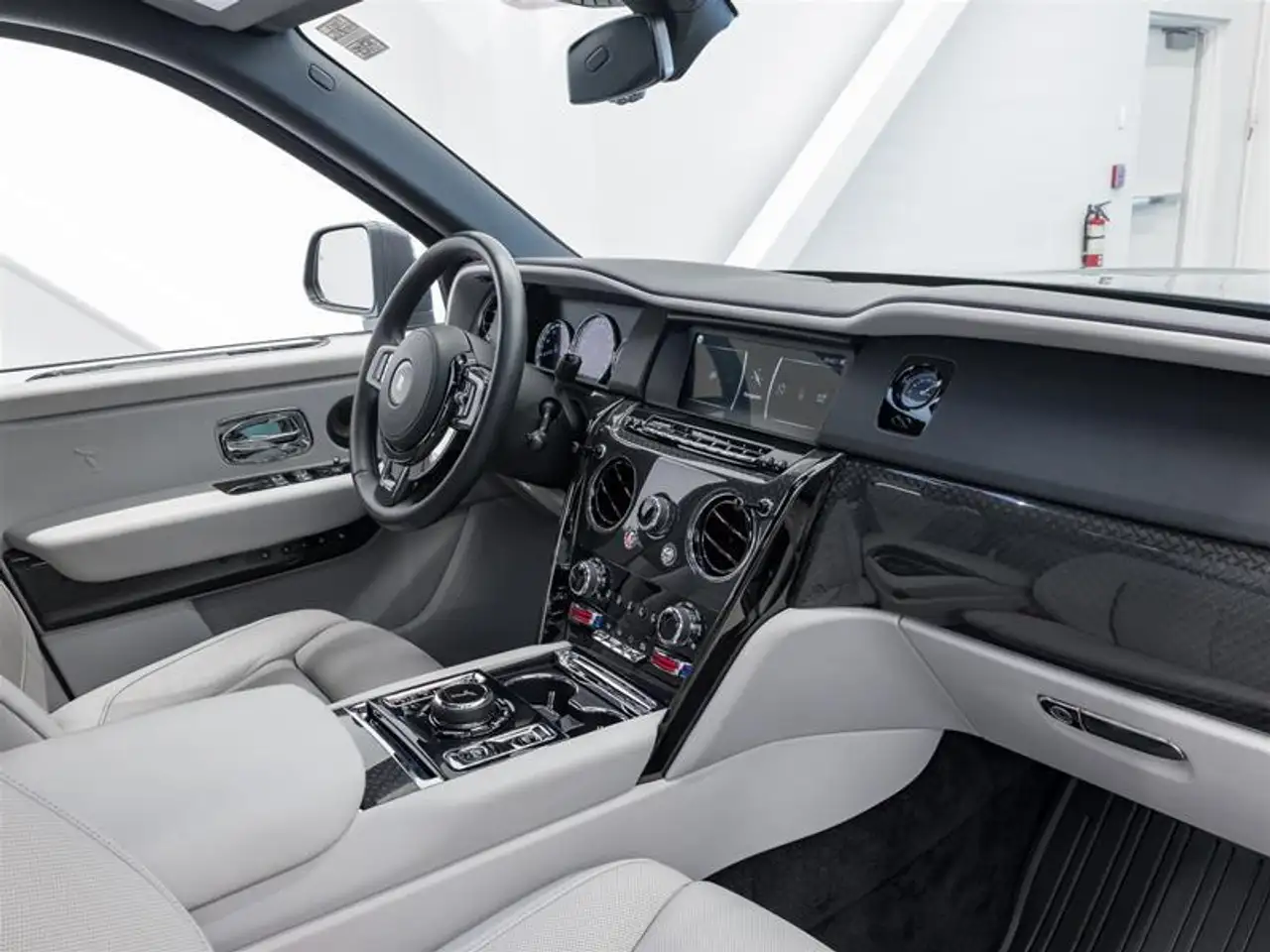 Rolls-Royce Cullinan photo Rolls-Royce Cullinan