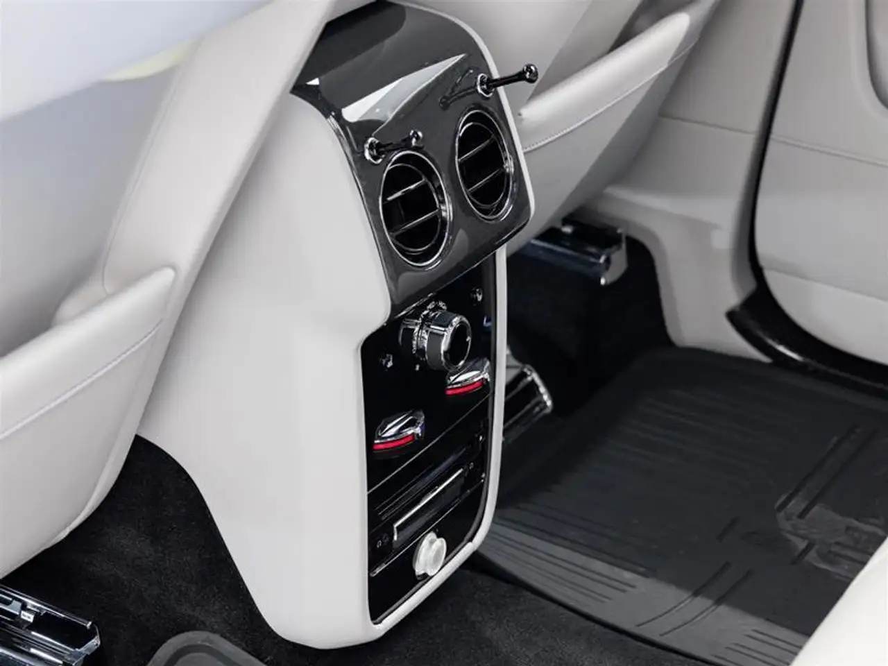 Rolls-Royce Cullinan photo Rolls-Royce Cullinan