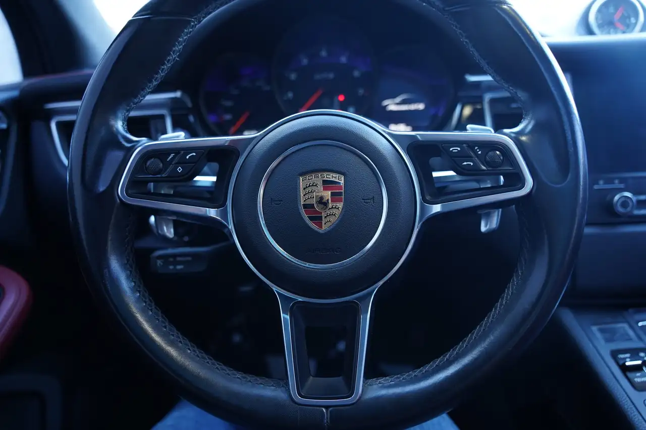 Porsche Macan photo Porsche Macan