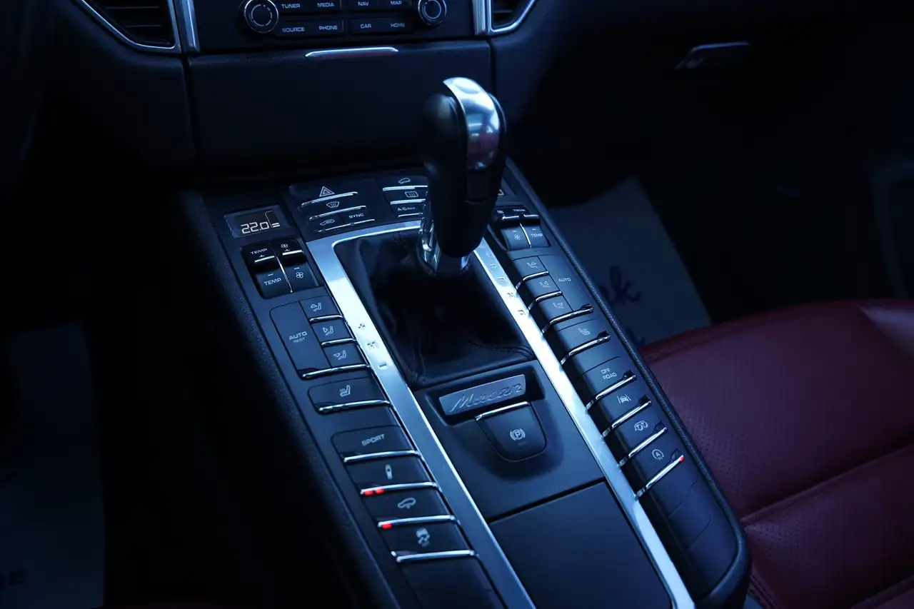 Porsche Macan photo Porsche Macan