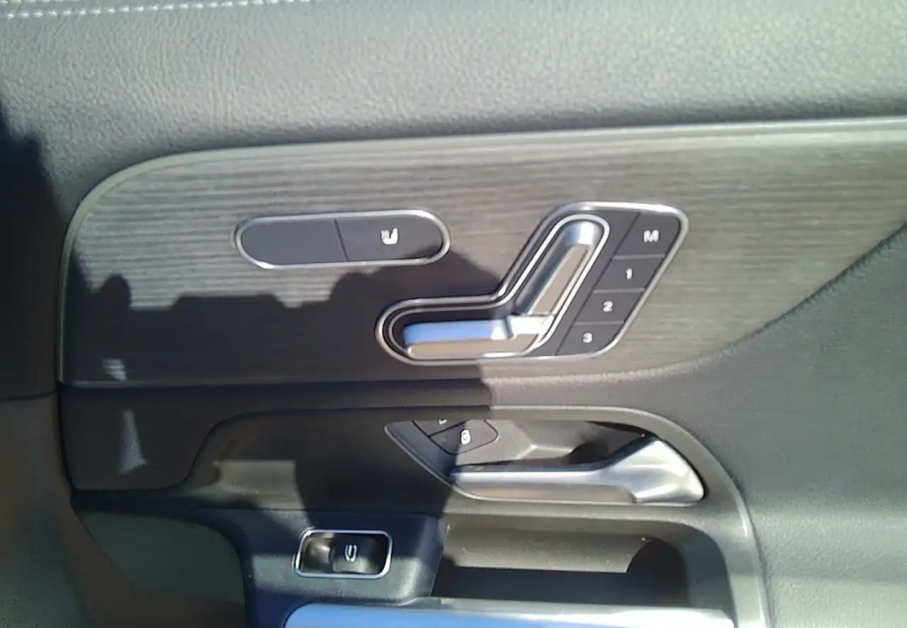 Mercedes-Benz GLA снимка Mercedes-Benz GLA