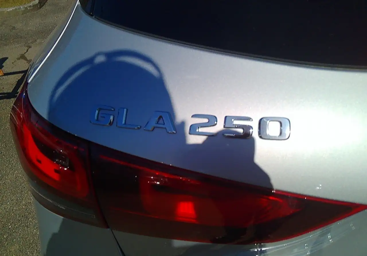 Mercedes-Benz GLA снимка Mercedes-Benz GLA