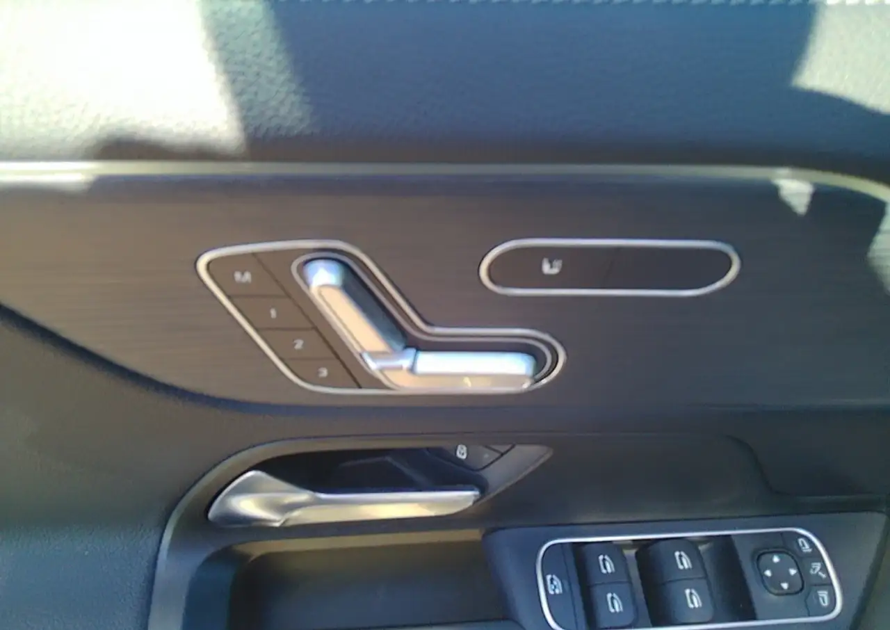 Mercedes-Benz GLA снимка Mercedes-Benz GLA