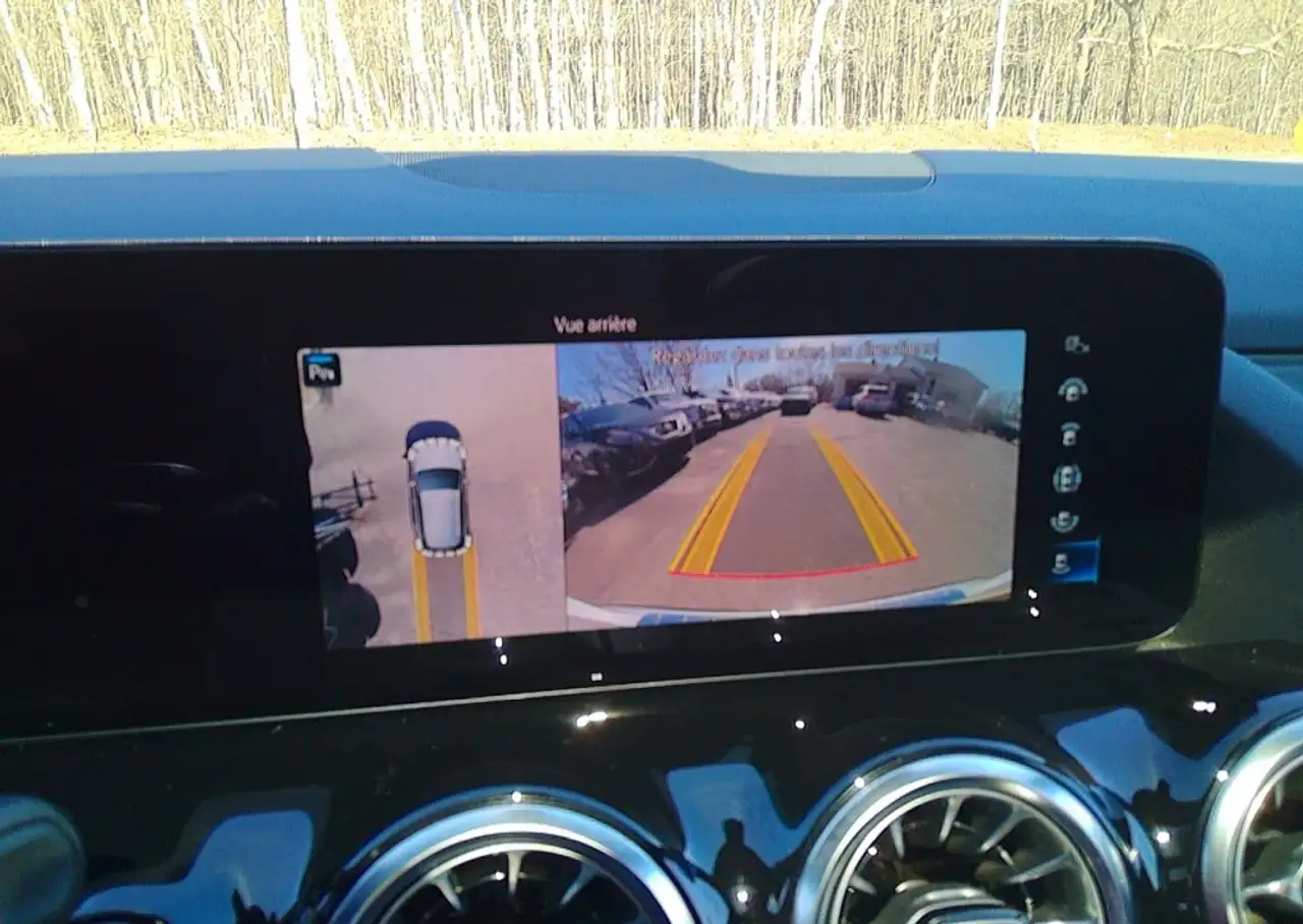Mercedes-Benz GLA снимка Mercedes-Benz GLA