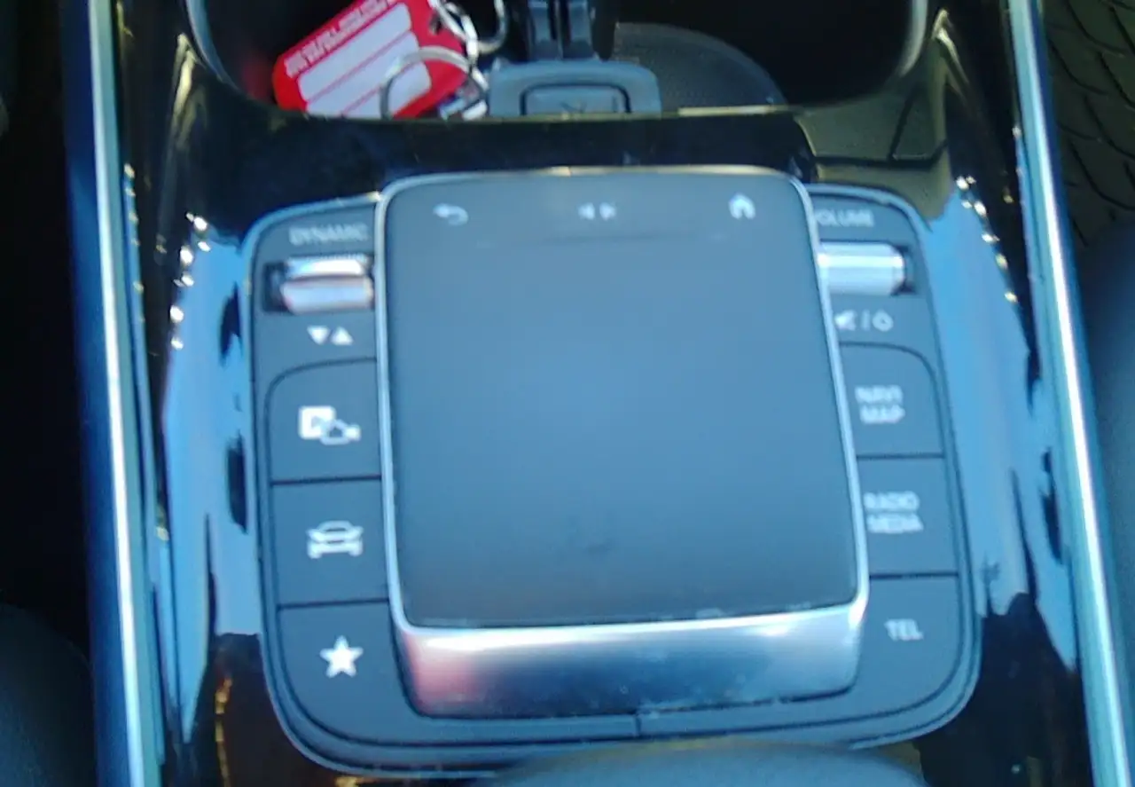 Mercedes-Benz GLA снимка Mercedes-Benz GLA