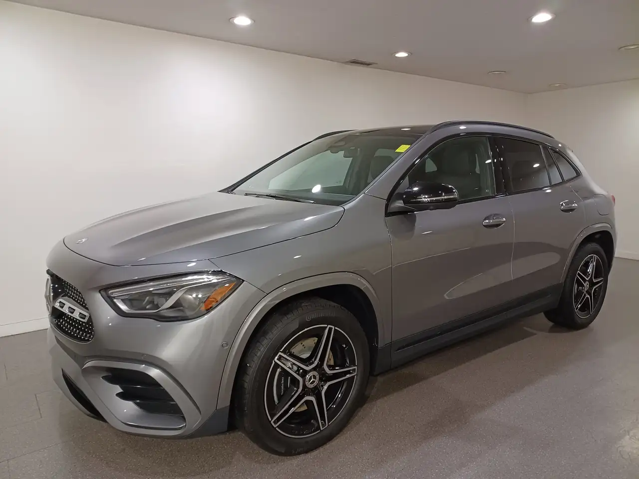 Mercedes-Benz GLA снимка Mercedes-Benz GLA