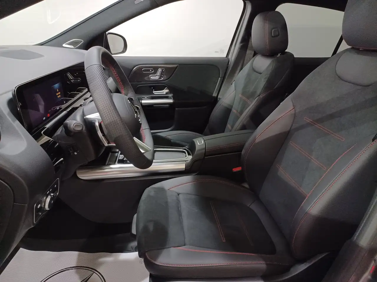 Mercedes-Benz GLA снимка Mercedes-Benz GLA