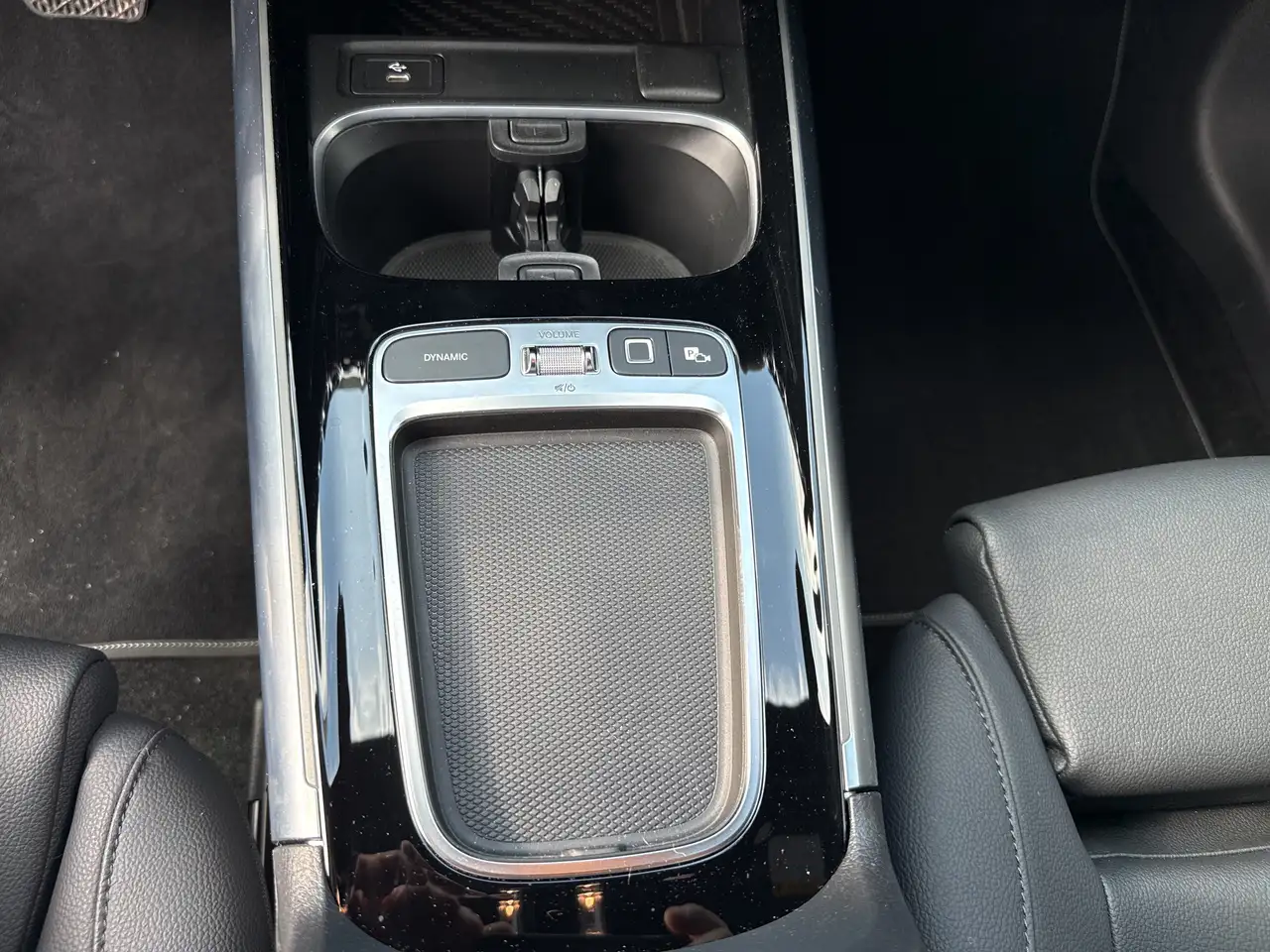 Mercedes-Benz GLA снимка Mercedes-Benz GLA