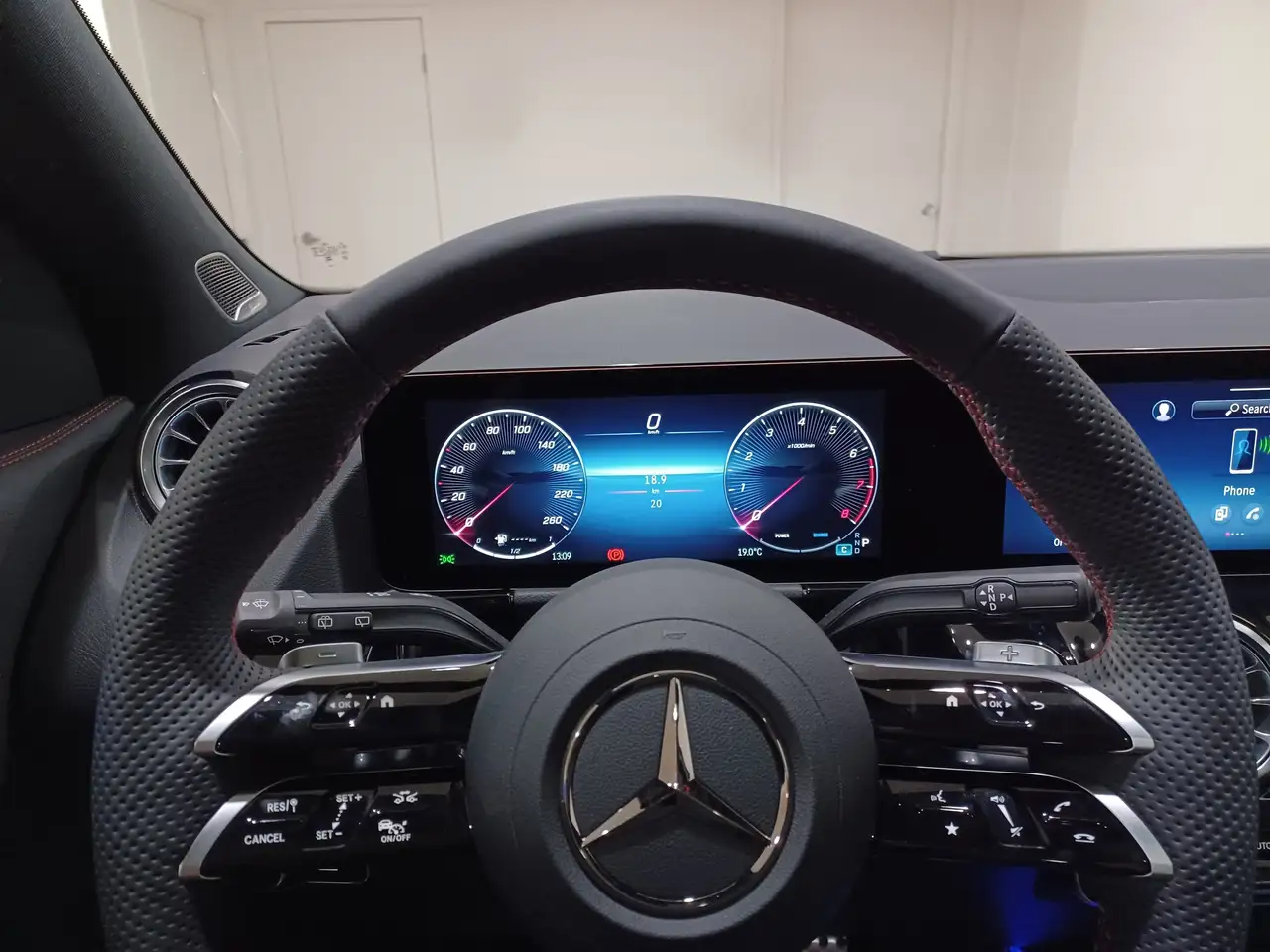 Mercedes-Benz GLA снимка Mercedes-Benz GLA