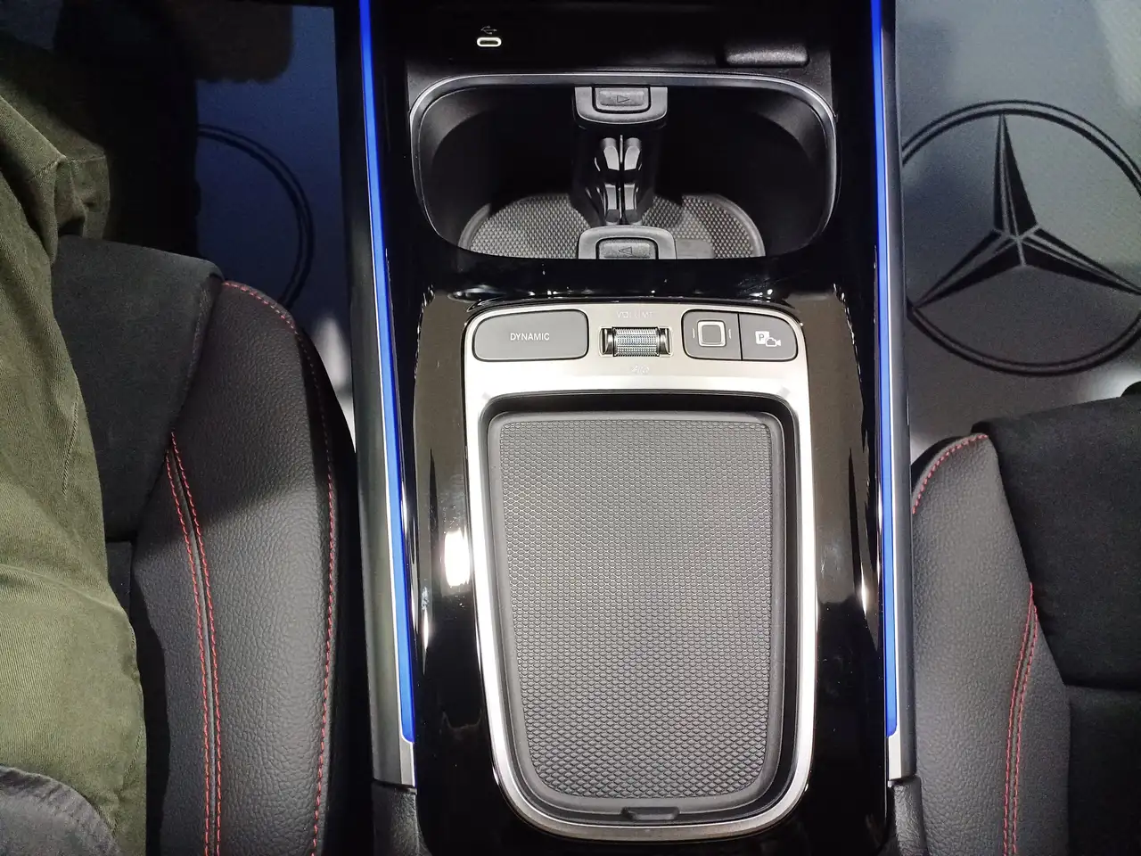 Mercedes-Benz GLA снимка Mercedes-Benz GLA